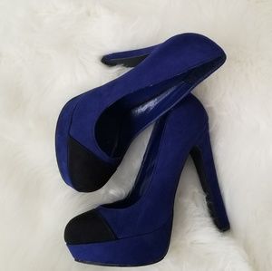 Breckelle's thick heel pumps